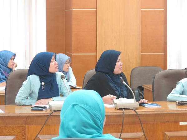 学员在聚精会神听汉语课