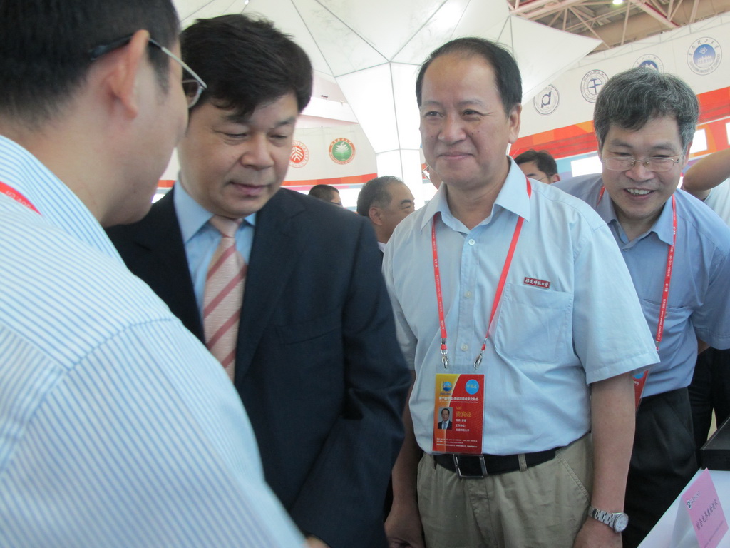 教育部杜占元副部长亲临OD(中国)一站式服务平台展位指导